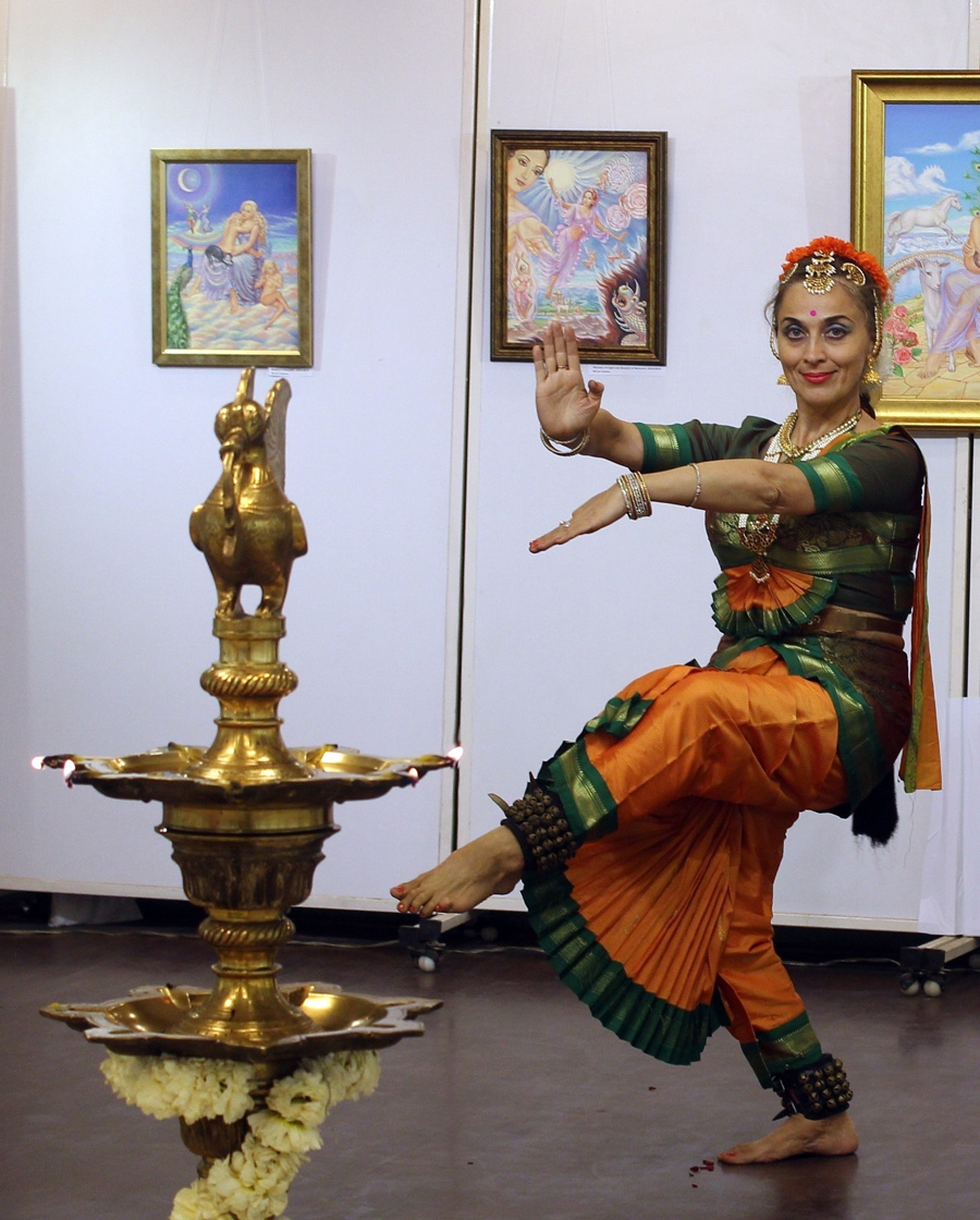 Виставку в Індії тернопільська художниця Еліна Абакарова-Нісчал розпочала виконанням класичного танцю привітання «Пушпанджалі». Фото надала Еліна Абакарова-Нісчал
